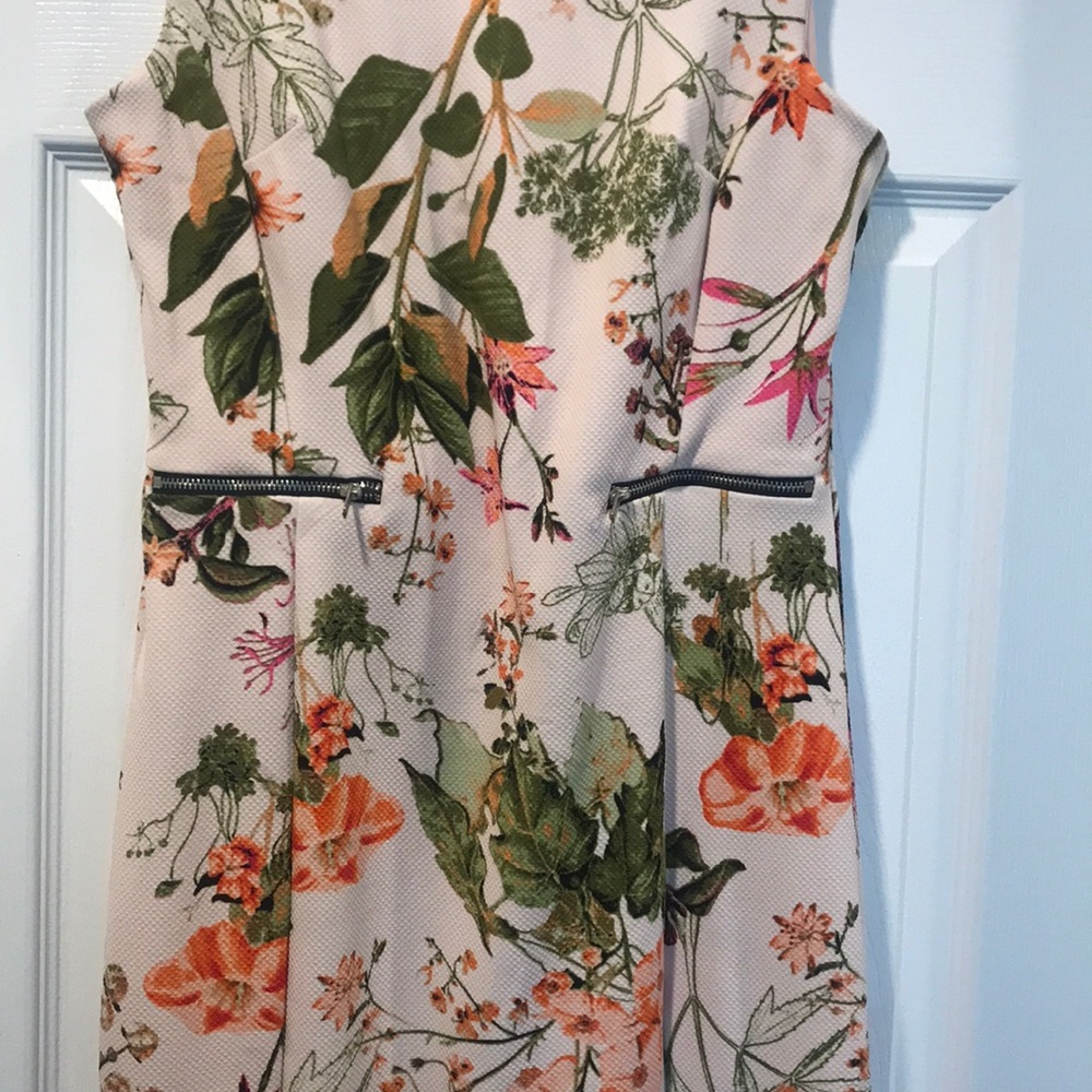 Flowery dress. - Picture 2 of 4